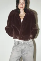 Pantalón de jean azul oscuro, de corte wide leg y tiro medio, con cinco bolsillos y cierre frontal con cremallera y botón metálico.
