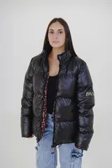 Campera puffer con estampado animal print color marrón y negro, cuello alto y cierre frontal con cremallera.