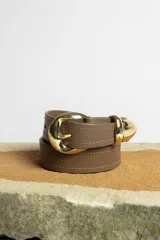 Cinturón marrón con hebilla dorada.