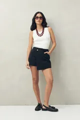 Musculosa rosa de punto acanalado con cuello redondo.