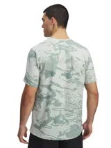 Remera deportiva negra con estampado abstracto en tonos grises.