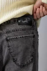 Pantalón de jean gris con efecto lavado, corte mom fit, tiro alto y pierna recta.