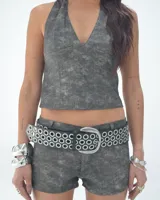 Short gris con efecto lavado, tiro alto y corte ajustado.