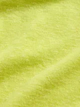 Remera crop blanca de lino con escote en V y mangas cortas.