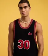 Musculosa negra de punto con cuello redondo y bies contrastante en rojo. Estampado frontal con el número 30 y logo de la marca.