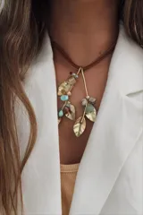 Collar con cordón doble de cuero marrón y dije colgante con forma de rama de bronce con hojas y piedras de colores.