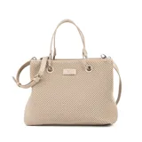 Cartera tipo shopper color taupe, confeccionada en símil cuero texturizado. Tiene doble asa de mano, correa bandolera regulable y herrajes plateados. El acceso es con cierre y cuenta con un compartimento principal con bolsillos internos, uno con cierre y dos abiertos.