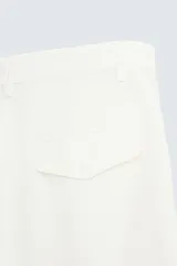 Pantalón de vestir blanco, corte recto (straight fit), con cierre frontal de cremallera y botón, bolsillos delanteros y bolsillos traseros con solapa y botón.