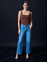 Jean de pierna ancha, color azul, marca Angels of Difference. Pretina con pasadores, botón y cierre. Delantera y trasera con bolsillos.