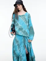 Blusa celeste y gris con estampado tie-dye, de corte holgado y mangas largas.