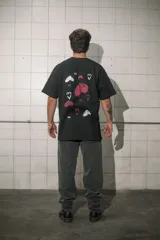 Remera negra de algodón con logo pequeño estampado en el pecho.