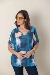 Remera italiana estampada con escote en V y mangas cortas.