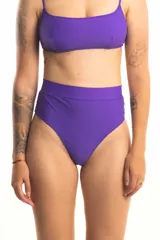 Bombacha de bikini tiro alto color violeta.