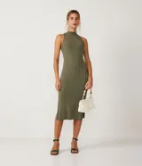 Vestido midi negro de punto acanalado, sin mangas y con cuello alto.