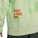 Buzo Nike color verde con estampado tie-dye, logo de la marca bordado en el pecho y diseño de margarita.