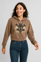 Campera deportiva marrón con capucha, cierre frontal y estampado de cuervos y llamas.