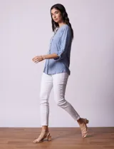 Blusa celeste texturada marca Ninety, con cuello a la base, escote en V y abertura central con botones. Delantera con bolsillo y mangas tres cuartos regulables con presilla y botón.