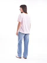 Remera gris de corte recto y mangas cortas.