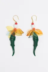 Aros colgantes con gancho dorado, cuentas de colores y dije con forma de cocodrilo verde y flores de acrílico multicolor.