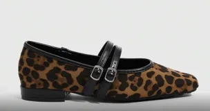 Balerinas color borgoña con puntera cuadrada y tira cruzada con hebilla y ojales metálicos.