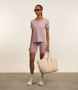 Remera deportiva de viscosa color lila, con cuello en pico, mangas cortas y estampado "Boston" en el pecho.