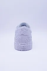 Zapatilla urbana de caña baja, color blanco, con cordones y suela de goma blanca. El cuerpo del calzado presenta microperforaciones y un logo de pingüino en relieve en el lateral.