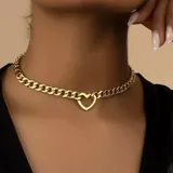 Gargantilla plateada tipo choker con cadena de eslabones gruesos y dije de corazón calado.