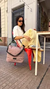 Cartera capitoneada color negro, con diseño geométrico y asa resistente. Amplia y cómoda, ideal para el uso diario.