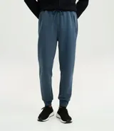 Pantalón deportivo de hombre color beige, liso, con ajuste elástico en la cintura y bolsillos laterales.