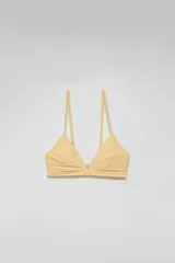 Top de bikini amarillo con breteles finos y copas triangulares.