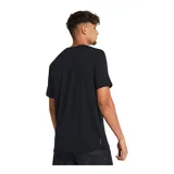 Remera deportiva verde militar de manga corta, con logo de Under Armour estampado en el pecho.
