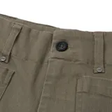 Pantalón de gabardina color verde oliva, de corte ancho y tiro alto, con bolsillos delanteros tipo parche.