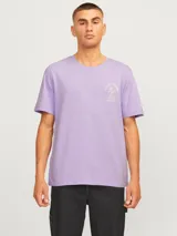 Camiseta lila de manga corta y cuello redondo con estampado en el pecho.