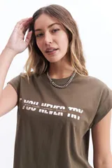Musculosa oversize color beige con estampado dorado que dice "If you never try you will never know".
