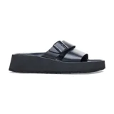 Sandalias de plataforma color negro con dos correas anchas y hebilla ajustable.