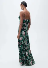 Vestido largo de gasa con estampado floral, tirantes finos ajustables, escote en pico, detalle de volantes en el cuello y en el bajo, cierre de cremallera en la parte posterior y forro interior.