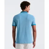 Polo celeste con rayas horizontales en el pecho, cuello clásico con ribete azul marino y blanco, mangas cortas con ribete azul y logo bordado en el pecho.