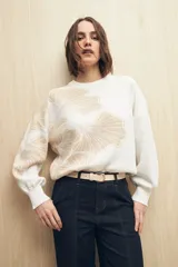 Sweater blanco con diseño floral en jacquard color beige, de corte amplio y tejido de algodón.