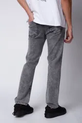 Pantalón jean azul de corte recto y ajuste relaxed fit, con bolsillos delanteros y traseros.