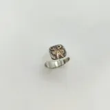 Anillo de plata 925 con aplique de tijeras y peine en oro 9k.