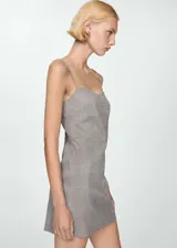 Vestido corto gris con estampado de cuadros, escote corazón y tirantes finos.