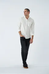 Camisa de hombre en tejido cloqué color rosa claro, corte semi slim, con logo bordado, bolsillo y manga larga.