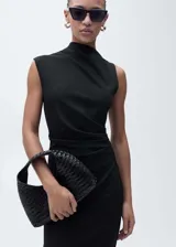Vestido midi negro sin mangas, con cuello alto asimétrico, diseño entallado y cintura drapeada.