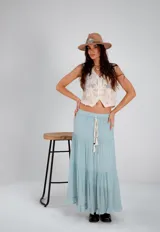 Falda larga de algodón y viscosa color celeste, con cintura elastizada y cordón ajustable.