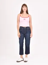 Pantalón jean azul oscuro, de corte recto y tiro medio.