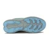 Championes deportivos Diadora modelo Freeze, color gris con detalles en azul claro y amarillo lima. Presentan un diseño de running con malla transpirable, logo Diadora en azul en los laterales y una suela gruesa con textura marcada.