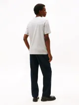 Remera gris de algodón con cuello redondo y logo bordado en el pecho con los colores distintivos de Tommy Hilfiger.