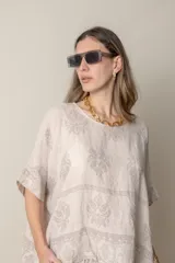 Blusa italiana suelta de lino color crudo con estampado al tono.