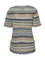 Remera de calado rayado con cuello redondo y manga corta. Confeccionada en algodón orgánico con lurex.