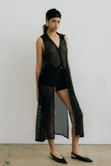 Chaleco largo de red color negro con botones frontales y cuello tipo camisa.